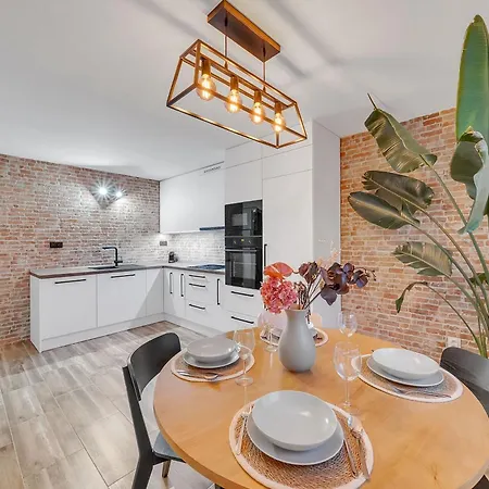 Unique Designer Near Center דירה *