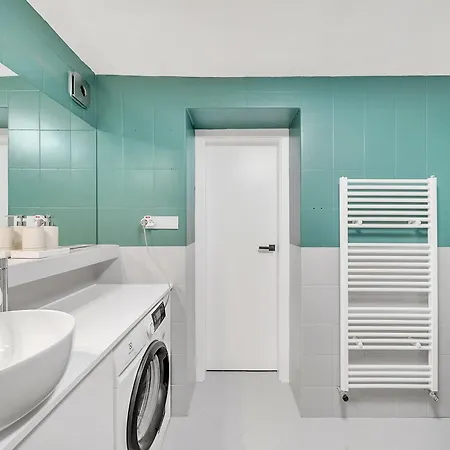 Unique Designer Near Center דירה *