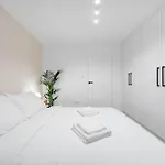 Apartment Unique Designer Near Center