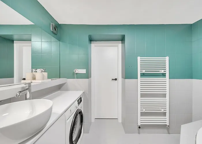 Unique Designer Near Center Apartment *