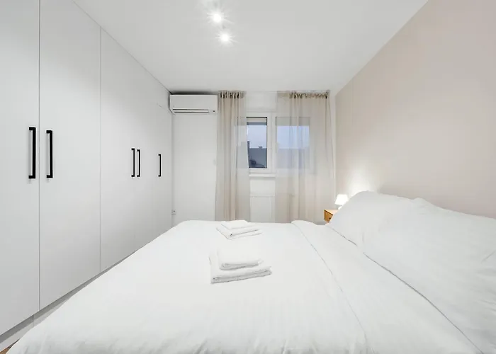 Apartment Unique Designer Near Center